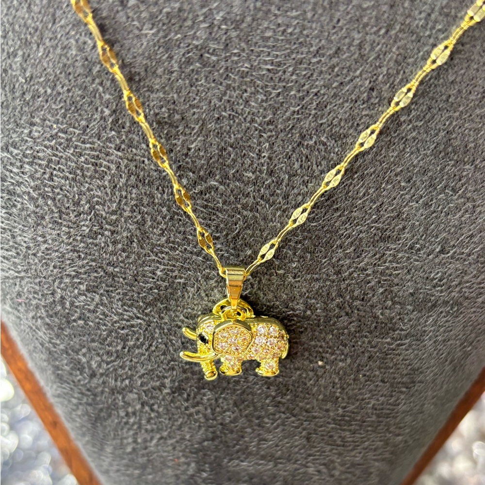 Elephant gold toned Pendant Necklace NIP - Picture 7 of 8